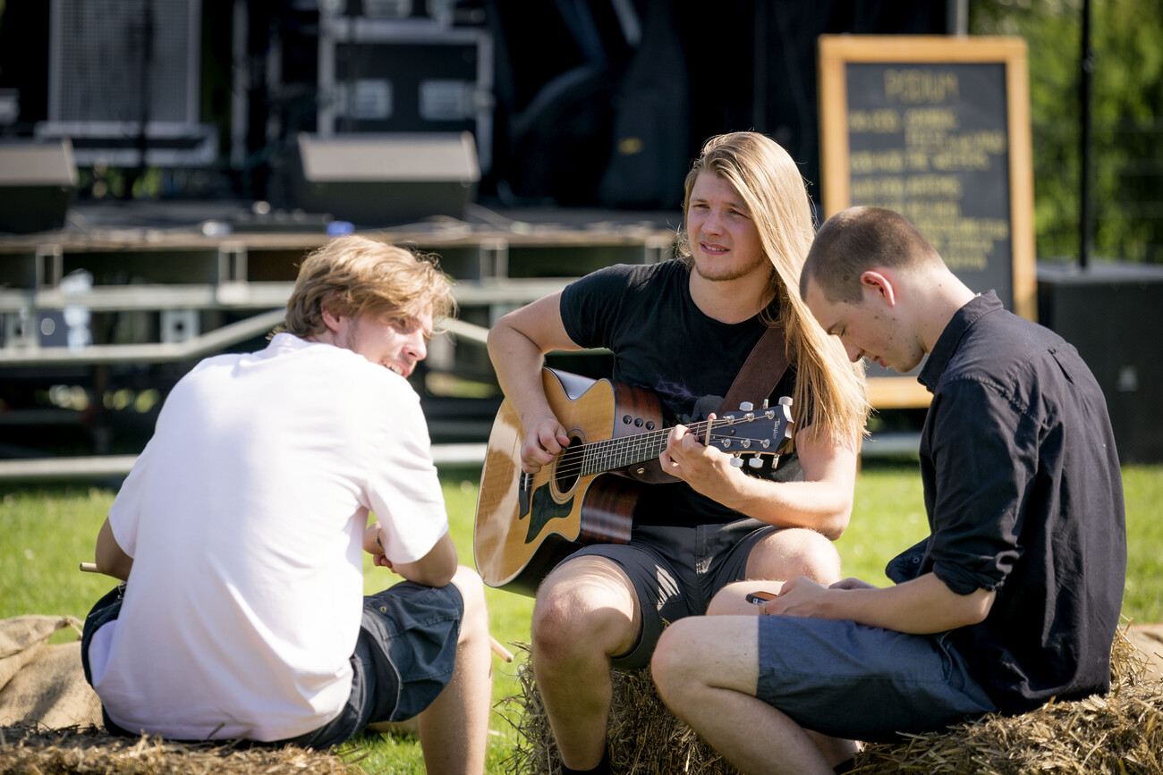 Jongeren maken muziek.