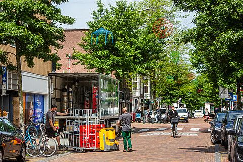 Laden en lossen op de Fahrenheitstraat, vlakbij de kruising met de Thomsonlaan.