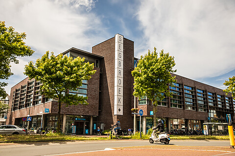 Het Stadsdeelkantoor van Segbroek met de Albert Heijn onderin.