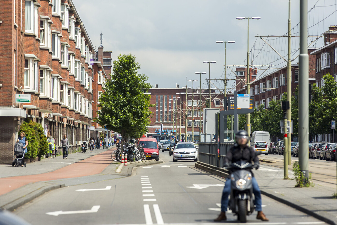 Foto van huizen, verkeer en een trambaan op de Gouverneurlaan.