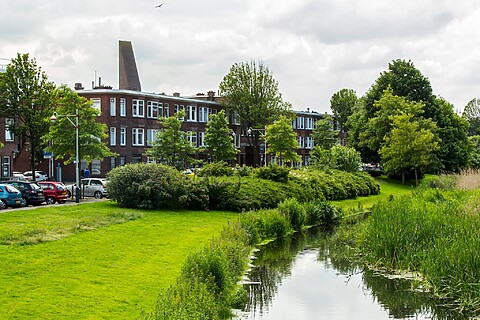 Kade met huizen in Laak Centraal