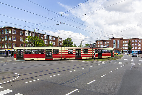 Tram rijdt over de Gouveneurlaan