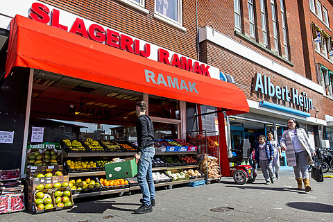 Winkelpuien van slagerij Ramak en een Albert Heijn in Laak