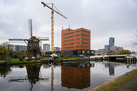 Laakmolen, hijskraan en kantoren in Laak