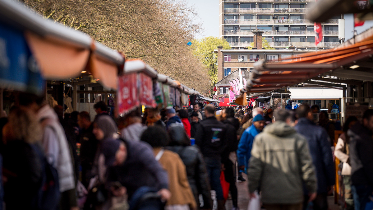 Bezoekers lopen op de Haagse Markt