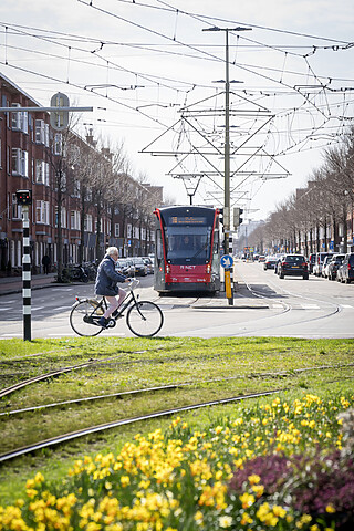 Tram en fietser op een kruispunt in Laak Centraal