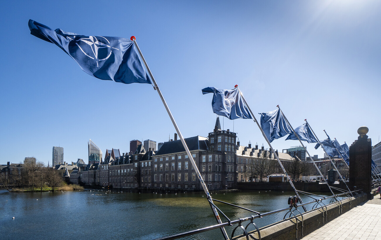 NAVO vlaggen langs de Hofvijver