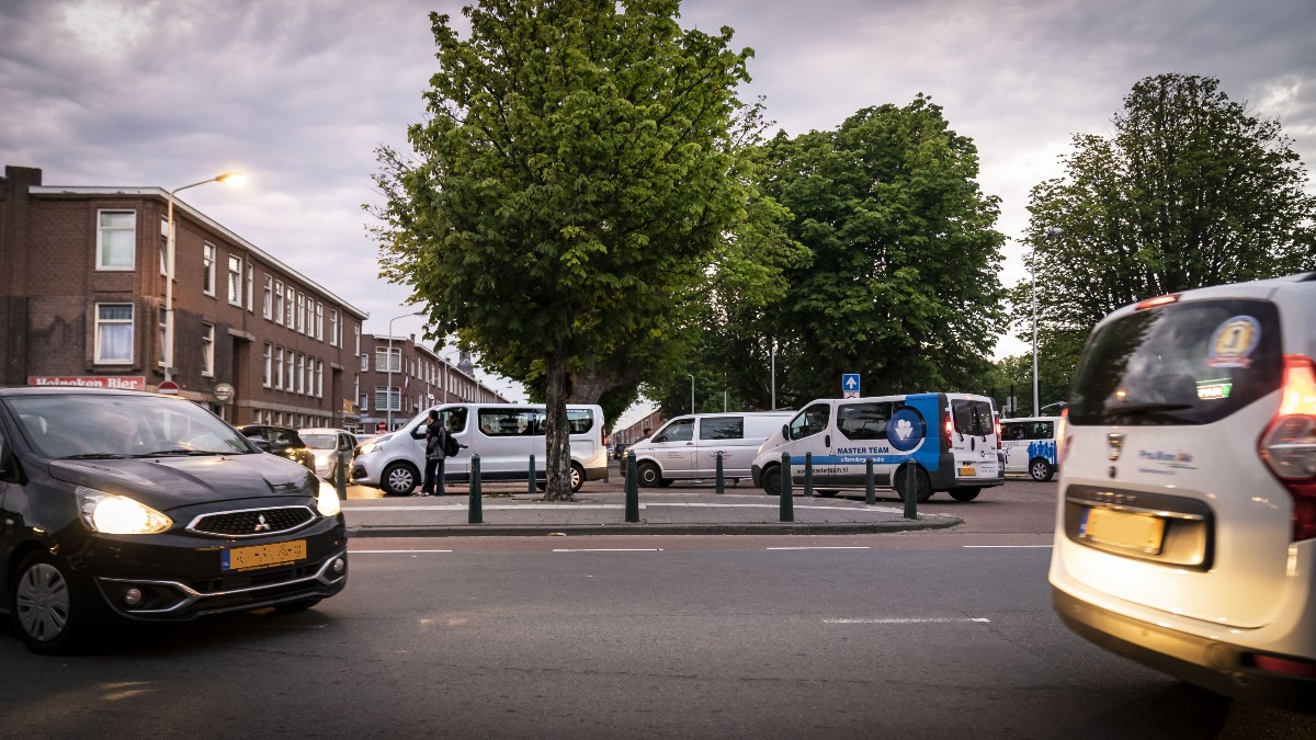 Foto van het Kaapseplein met busjes geparkeerd.