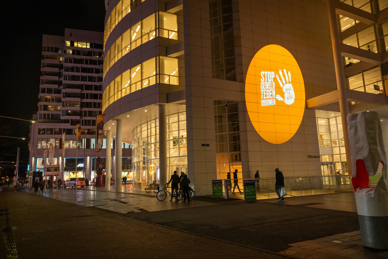 het logo van Orange the World op het stadhuis