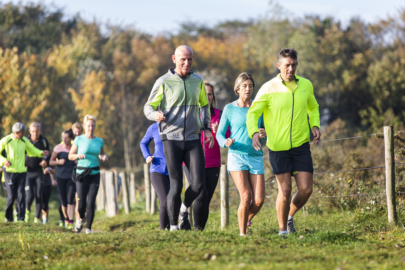 Mensen zijn aan het hardlopen in Den Haag