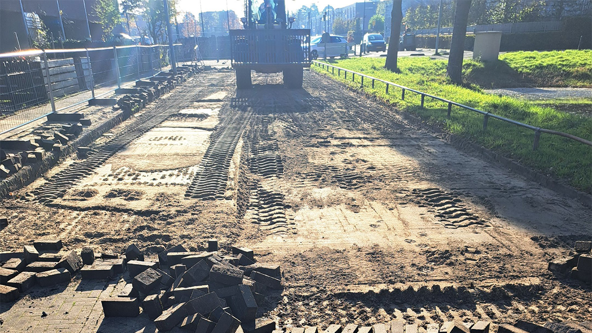 Werkzaamheden in een straat in Leidschenveen-Ypenburg. Klinkers zijn uit de grond gehaald.