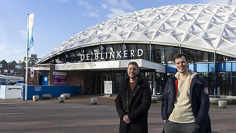 2 mannen staan buiten voor zwembad de Blinkerd