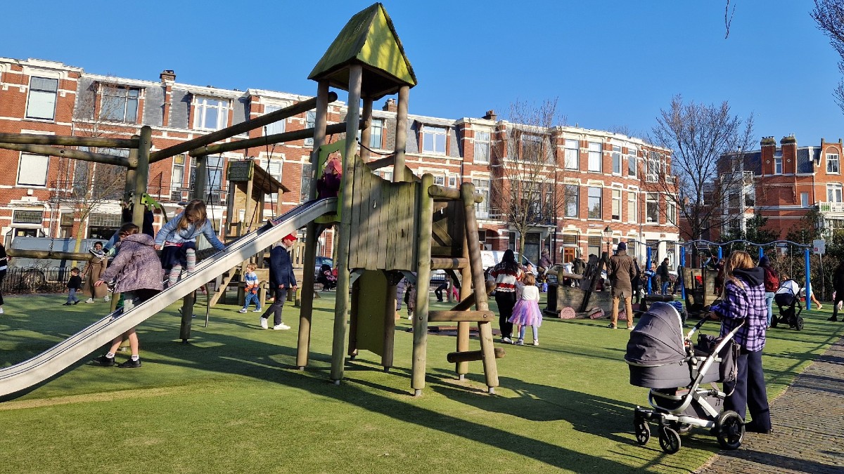 De oude, zonnige speeltuin bij Frederik Hendrikplein.