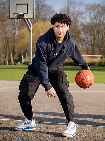 Jongen dribbelt met basketbal