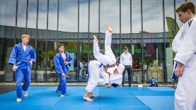 Demonstratie Judo voor de sportcampus op blauwe matten