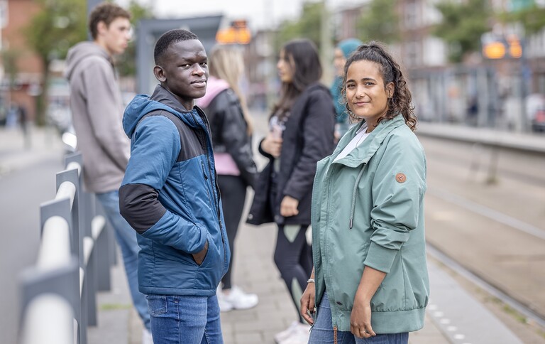 2 jongeren op straat