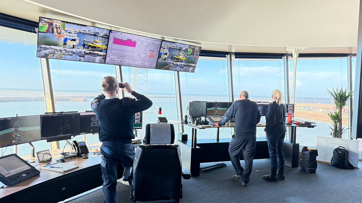 Foto van medewerkers in de bediencentrale op het Noordelijk Havenhoofd in Scheveningen.