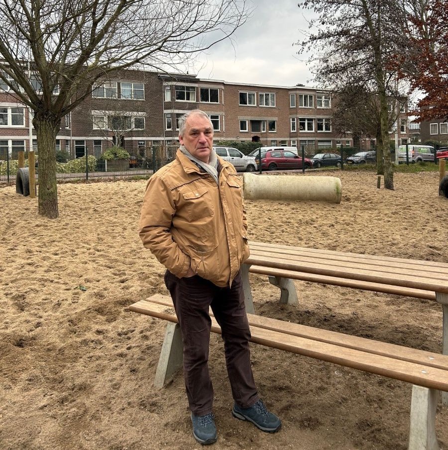 Bewoner bij picknicktafel in hondenlosloopgebied