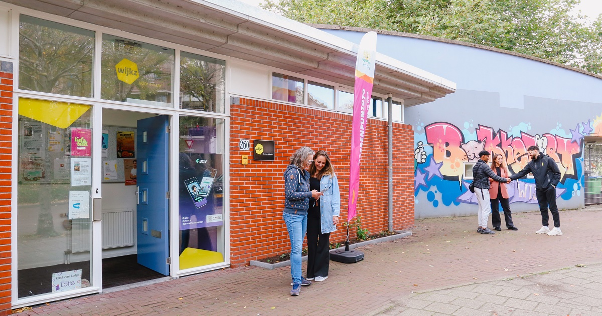 2 personen staan bij ingang wijkcentrum Bokkefort