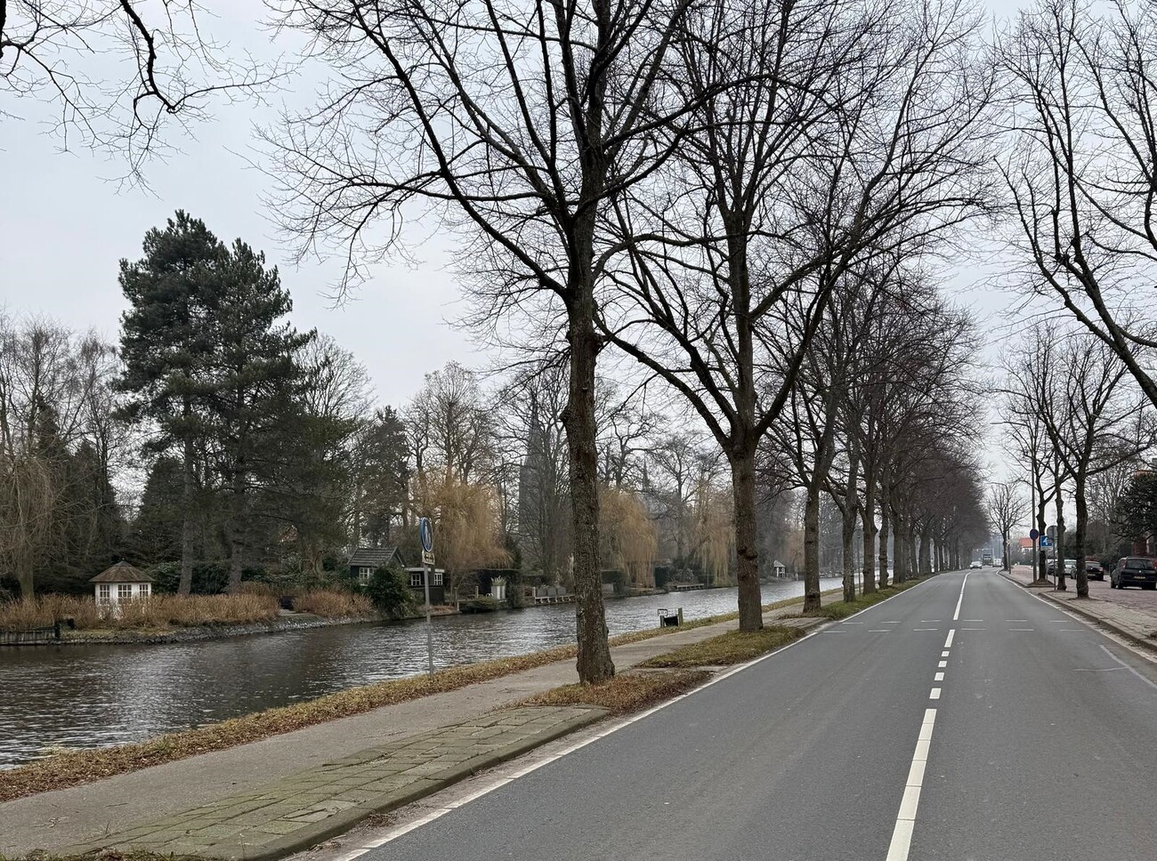 Straat langs het water in Vlietzoom, Leidschenveen-Ypenburg