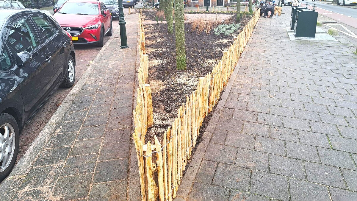 Foto van een plantsoen in Scheveningen. De gemeente plaatst hier nieuwe planten.