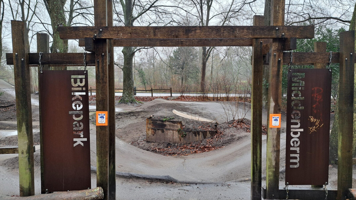 Foto van de ingang van Bikepark Middenberm in Scheveningen.