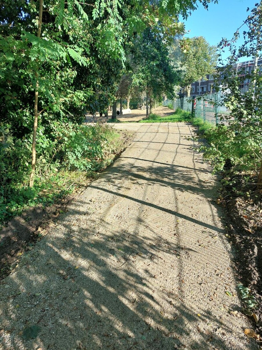 Wandelpad tussen het groen met rechts een omheining