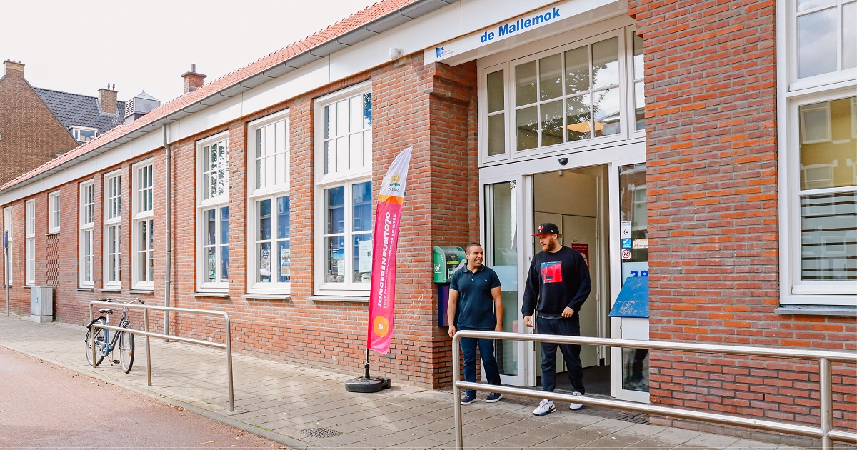 2 personen staan bij ingang buurtcentrum Mallemok