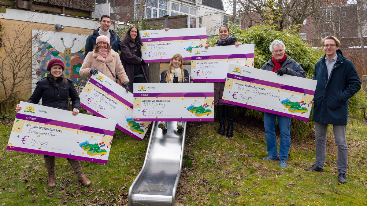 Foto van de winnaars van het Wijkbudget ReVa met stadsdeelwethouder Robert van Asten.