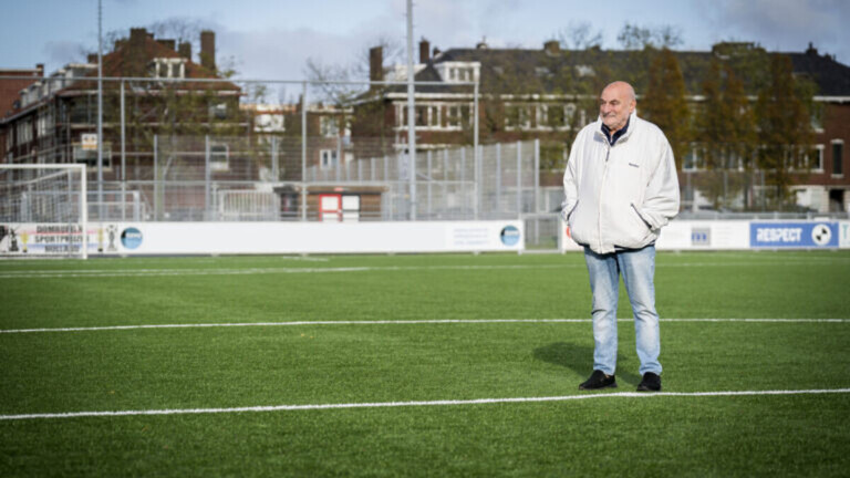 Foto van Bram Poons uit Laak bij de voetbalvereniging waar hij jarenlang secretaris was.