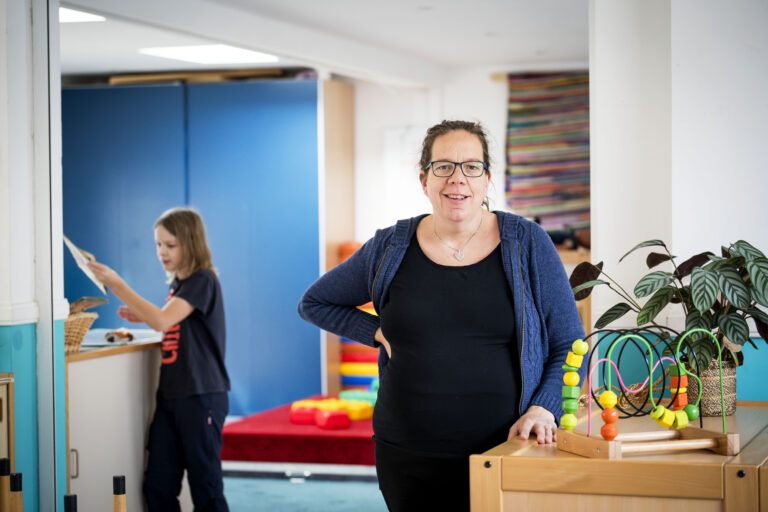 Debby in het door haar opgerichte gezinsbuurthuis in Laak.