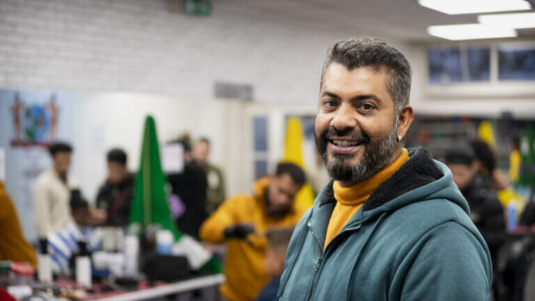 Deepak Mahabier in zijn barbershop in Laak.