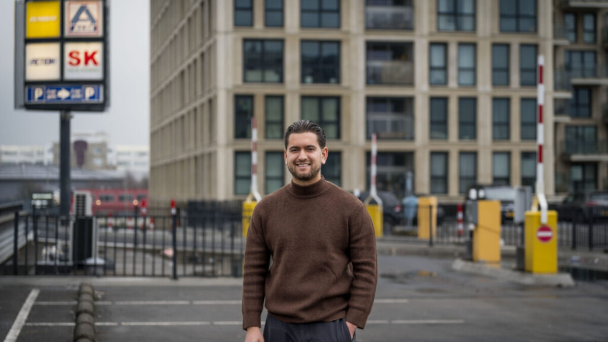 Supermarktmanager Ilias Chohabi op het parkeerterrein voor de Jumbo in Laak.