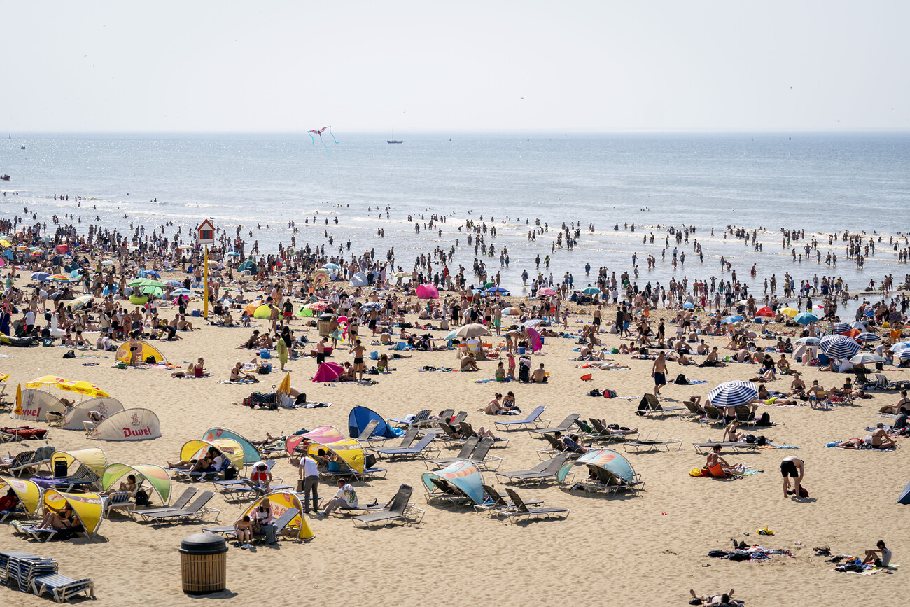 Een vol, zomers strand in Scheveningen