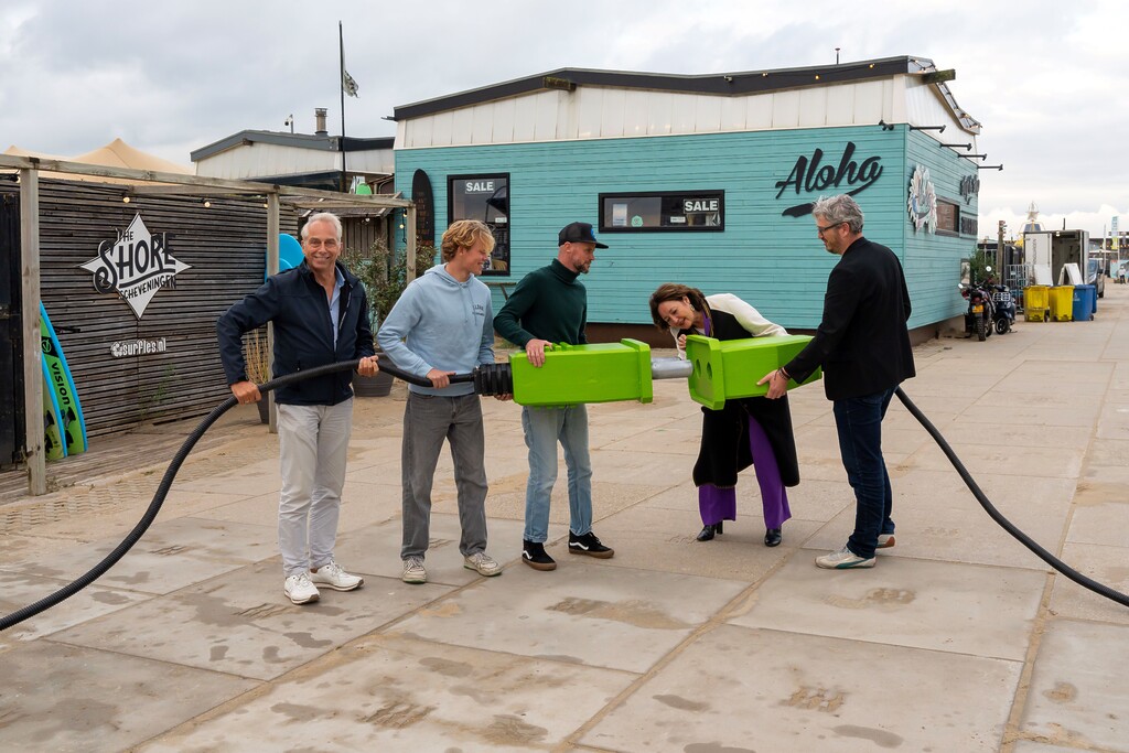 Wethouders Bruines en Kapteijns sluiten de strandpaviljoens aan op het Slim Strandnet. Fotograaf: Jurriaan Brobbel